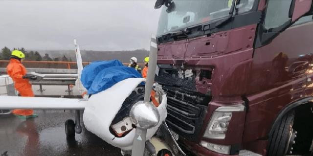 Uçak ile TIR, otobanda kafa kafaya çarpıştı - Resim : 1