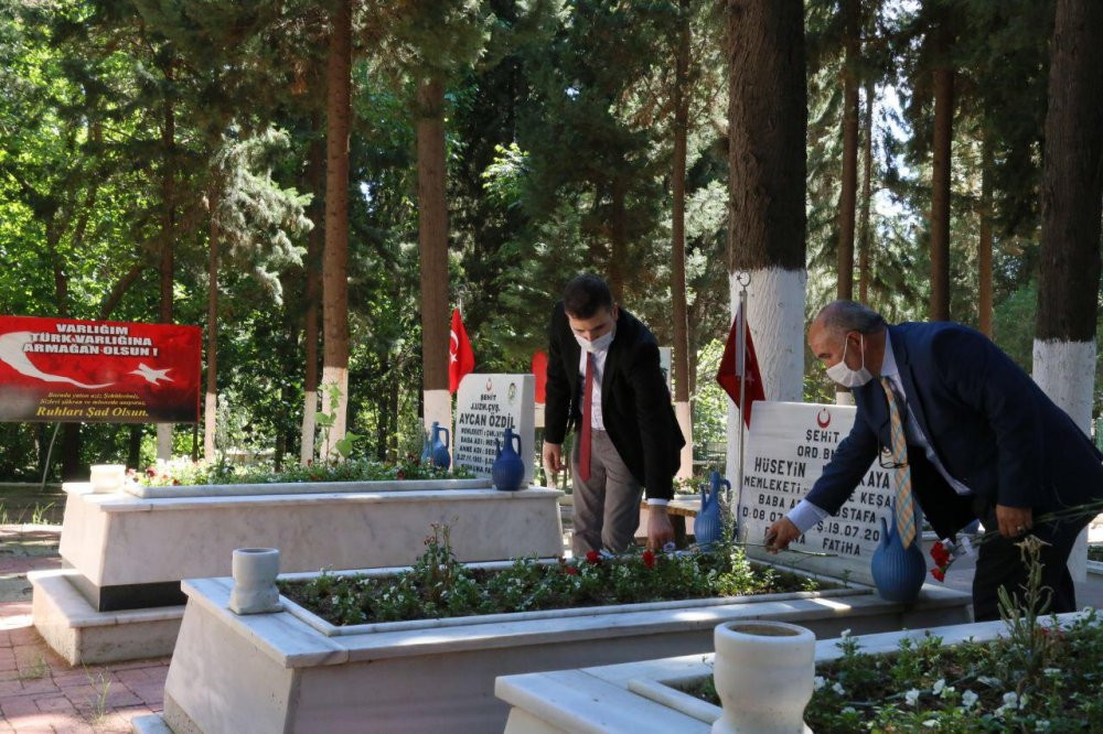 Tayfun Canlı tek tek şehit mezarlarını ziyaret etti - Resim : 3