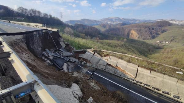 AKP'nin yaptığı yollar çökmeye başladı - Resim : 2