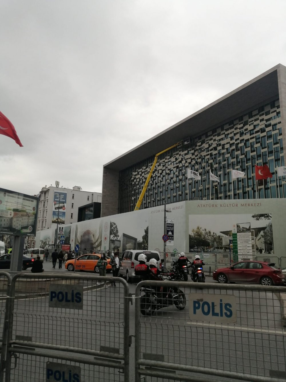 Taksim Meydanı ve İstiklal Caddesi kapatıldı - Resim : 3