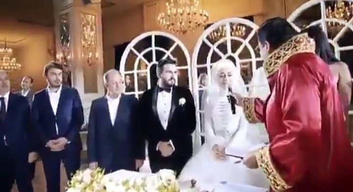 Tepki çeken görüntüler... Bu da dansözlü 'dindar kına' gecesi - Resim : 4