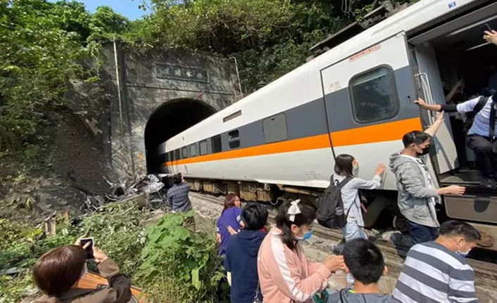 Tayvan'da tren raydan çıktı: 36 ölü, 72 yaralı - Resim : 2