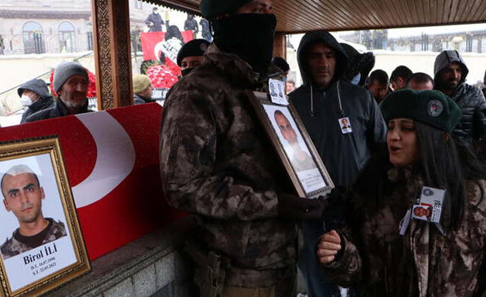 Şehit olan eşini, özel harekatçı kıyafetiyle uğurladı - Resim : 1