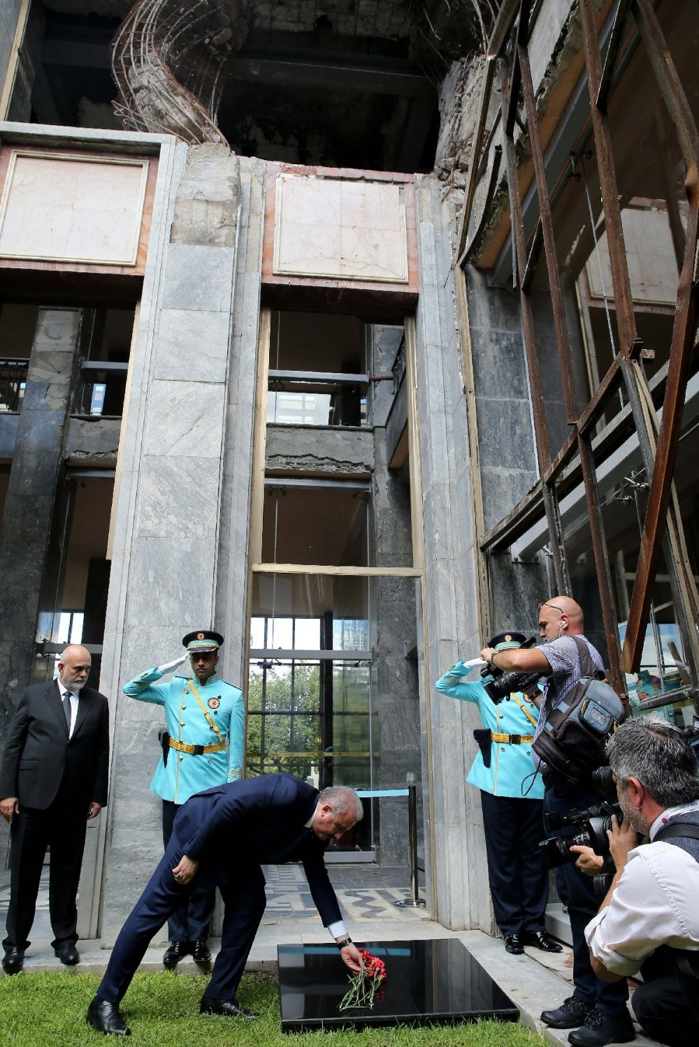 15 Temmuz'da ezilen araçları Meclis'e getirdiler - Resim : 1