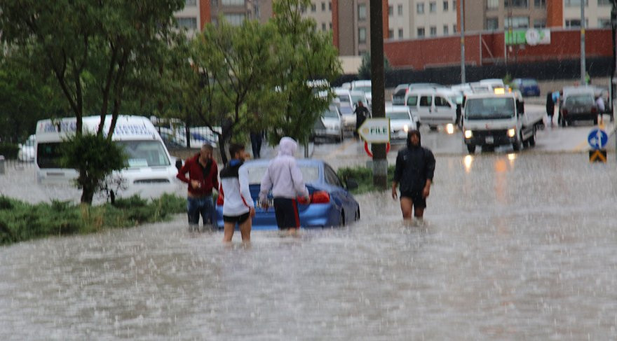 Başkentte sel felaketi: 3 kişi hayatını kaybetti - Resim : 1