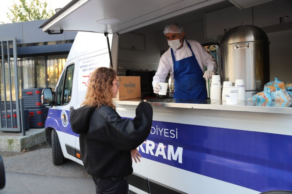 CHP'li belediyeden üniversite öğrencilerine ücretsiz sıcak çorba, çay ve kahve ikramı - Resim : 1