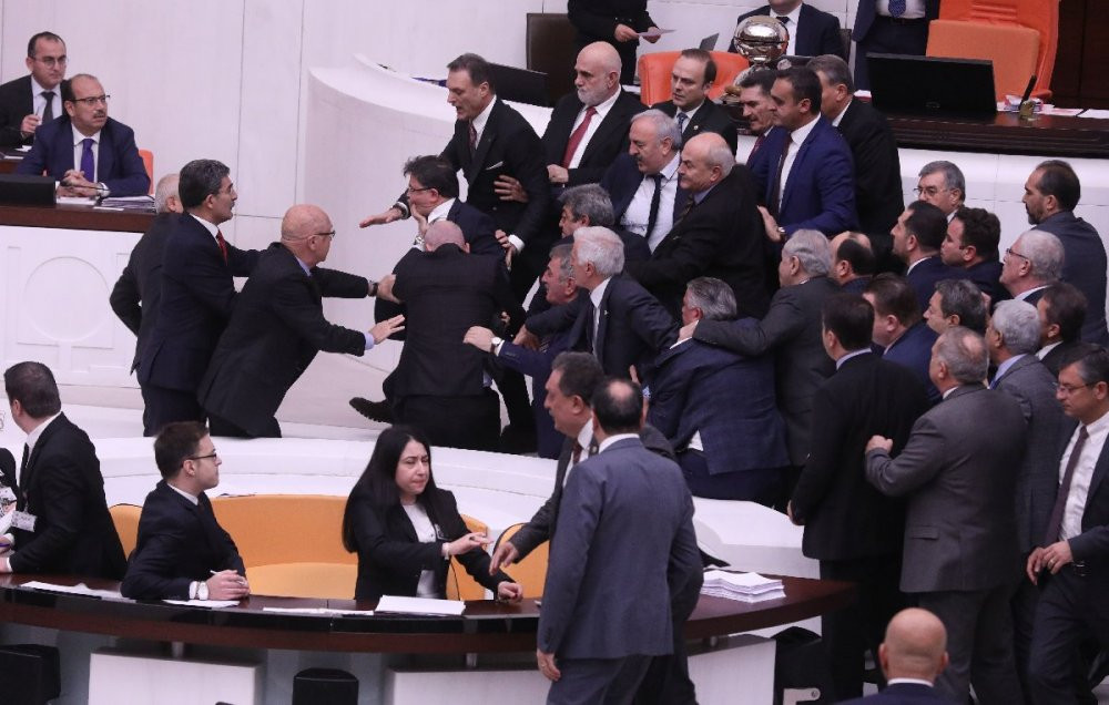 AKP'li vekiller Meclis'te İYİ Partili Hüseyin Örs'e saldırdı: Örs yoğun bakıma kaldırıldı - Resim : 1