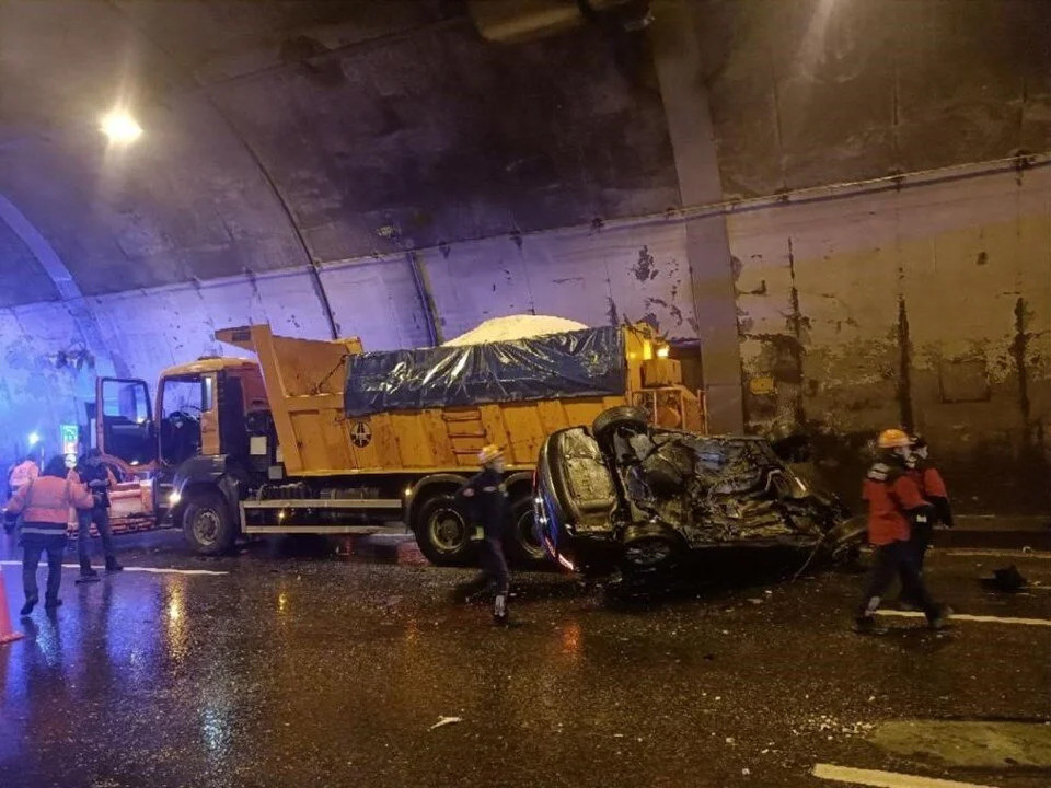 Bolu Dağı Tüneli'nde kaza: 3 saat sonra yeniden trafiğe açıldı - Resim : 1