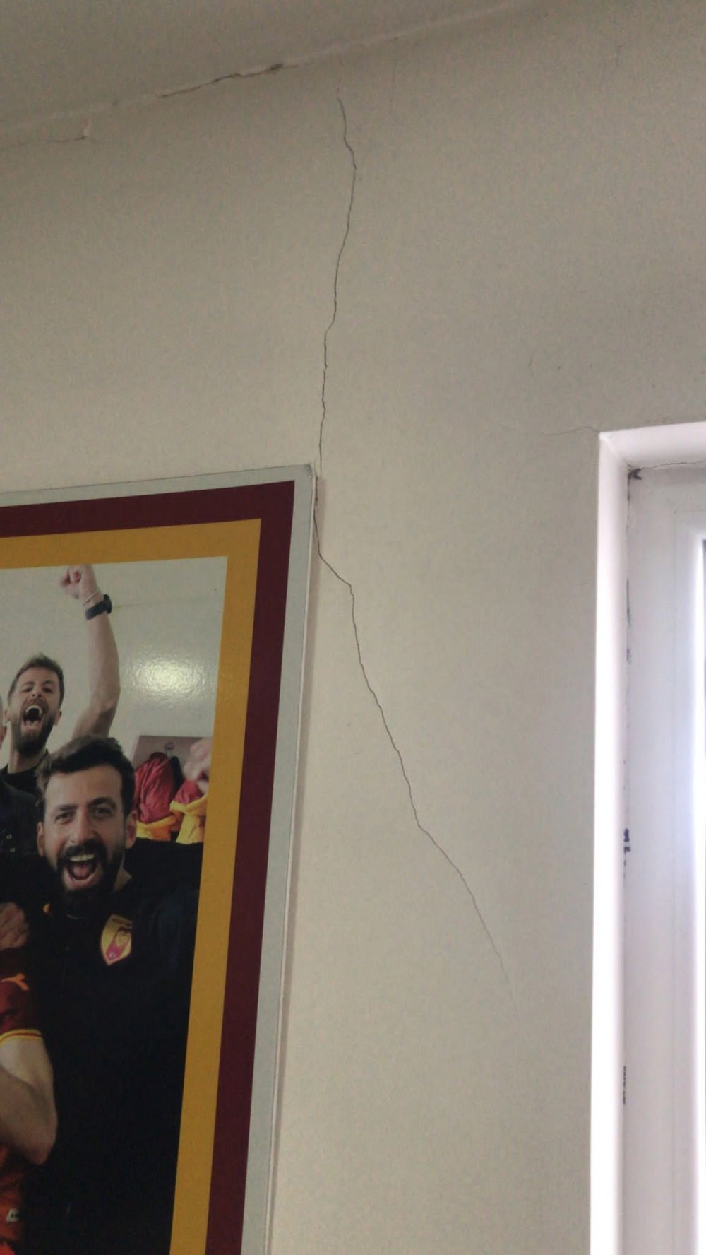 10 ilde yıkıma neden olan deprem Niğde'de de binalara hasar verdi: Futbolcular şehri terk etti - Resim : 1
