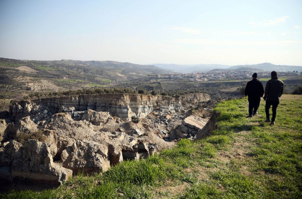 Kahramanmaraş depremi 50 metre genişliğinde, 40 metre derinliğinde vadi oluşturdu  - Resim : 1