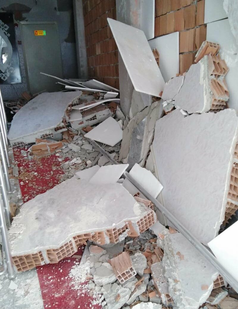 AKP'li başkanın 2016 yılında yaptığı bina can çekişiyor... - Resim : 2