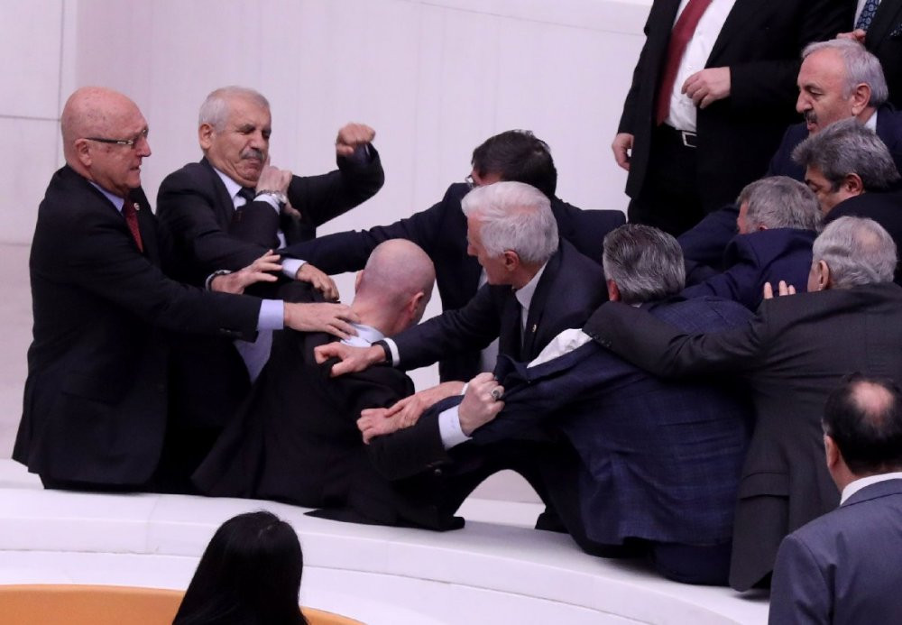 AKP'li vekiller Meclis'te İYİ Partili Hüseyin Örs'e saldırdı: Örs yoğun bakıma kaldırıldı - Resim : 2