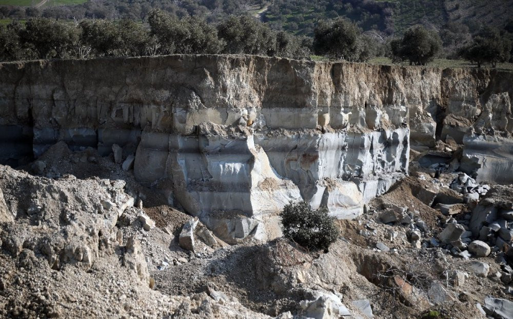 Kahramanmaraş depremi 50 metre genişliğinde, 40 metre derinliğinde vadi oluşturdu  - Resim : 2