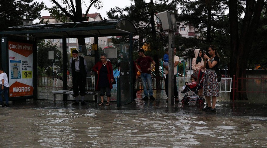 Başkentte sel felaketi: 3 kişi hayatını kaybetti - Resim : 4