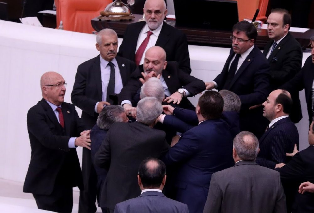 AKP'li vekiller Meclis'te İYİ Partili Hüseyin Örs'e saldırdı: Örs yoğun bakıma kaldırıldı - Resim : 3