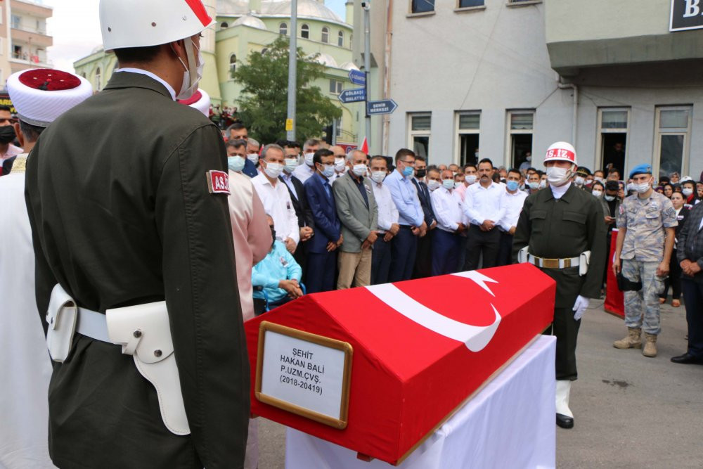 Şehidi ablası üniformasıyla, nişanlısı beresiyle son yolculuğuna uğurladı - Resim : 4