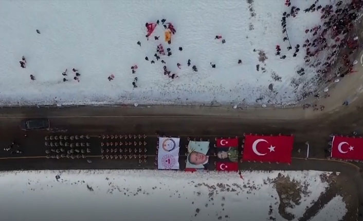 Sarıkamış şehitlerini anma yürüyüşünde Recep Tayyip Erdoğan pankartı - Resim : 1