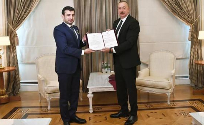 Azerbaycan Cumhurbaşkanı Aliyev'den Selçuk Bayraktar'a madalya - Resim : 2