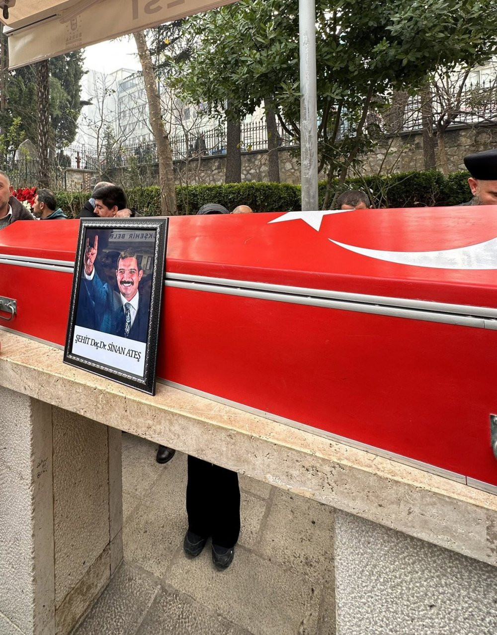 Sokak ortasında infaz edilen Ülkü Ocakları eski Genel Başkanı Sinan Ateş son yolculuğuna uğurlandı - Resim : 4