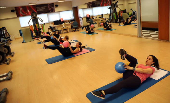 Kartal Belediyesi’nin kadınlara yönelik pilates ve zumba eğitimleri devam ediyor - Resim : 1