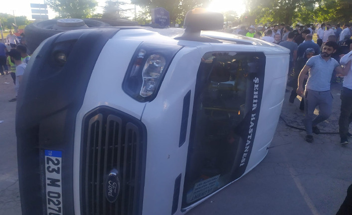 Elazığ'da minibüs, otomobil ve motosiklet kaza yaptı: 19 yaralı - Resim : 1