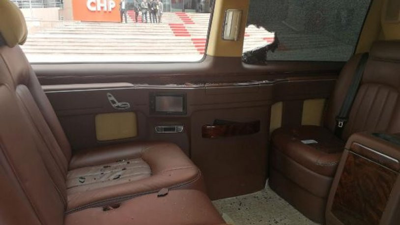 Taşlanan minibüs CHP önünde - Resim : 2