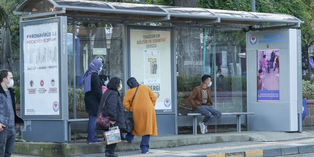 Otobüs bekleyenlere yapay zekalı maske uyarısı - Resim : 1