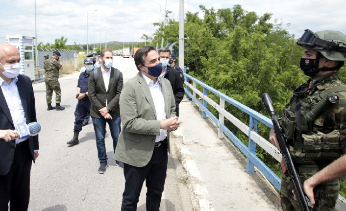 Avrupa Komisyonu üyesi Shinas’tan Türk askerleriyle hatıra fotoğrafı - Resim : 1