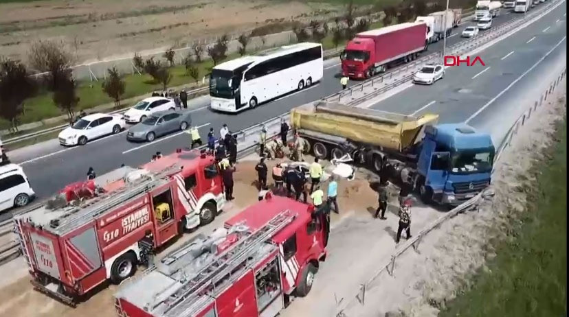 Kumburgaz'da kum yüklü TIR'ın üstüne devrildiği otomobilin sürücüsü öldü - Resim : 1