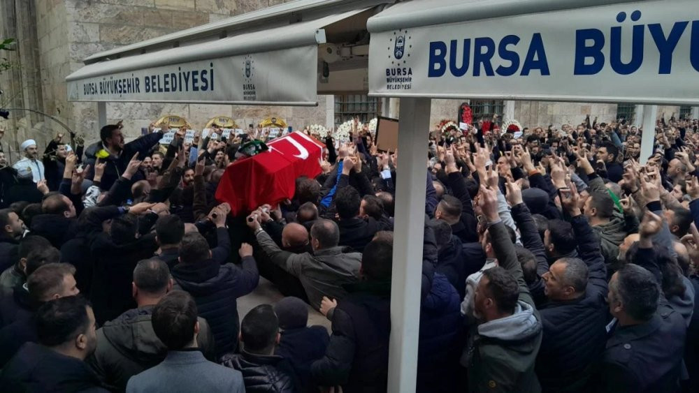 Sokak ortasında infaz edilen Ülkü Ocakları eski Genel Başkanı Sinan Ateş son yolculuğuna uğurlandı - Resim : 3