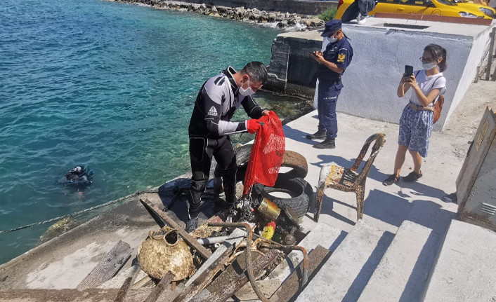 Kuşadası'nda şaşırtan görüntü, denizden klozet çıktı - Resim : 1