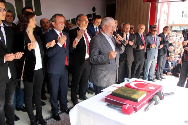CHP'li başkan cuma namazı sonrası Kuranla, duayla ve Türk Bayrağı ile görevi devraldı - Resim : 1