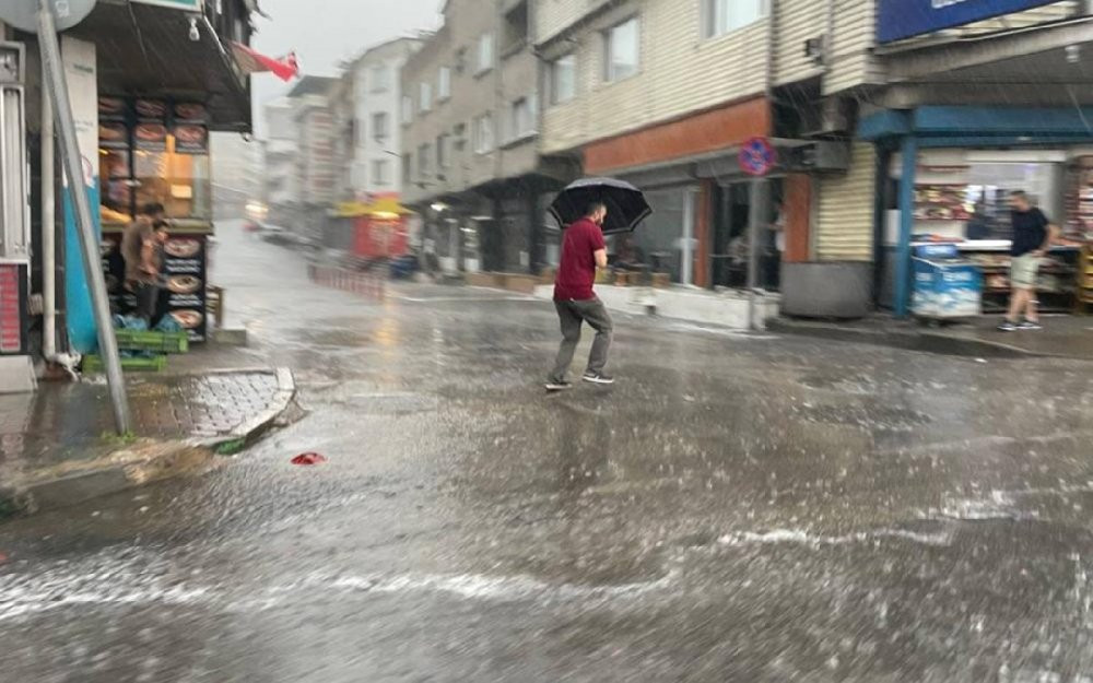 Sağanak yağış 5 ili etkisi altına aldı: Yolları su bastı, ağaçlar devrildi - Resim : 10