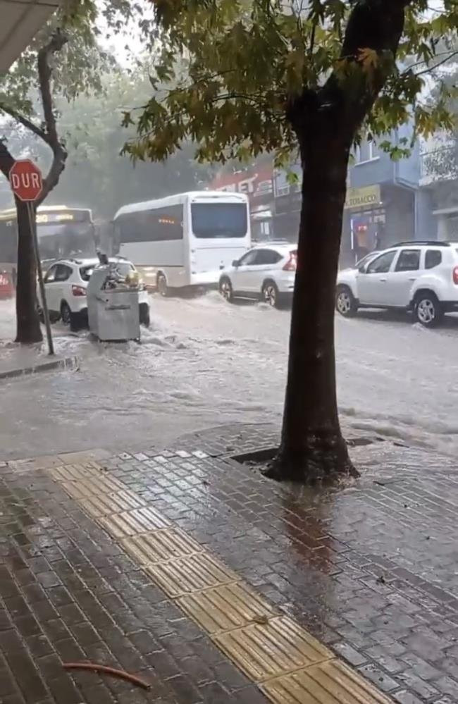 Sağanak yağış 5 ili etkisi altına aldı: Yolları su bastı, ağaçlar devrildi - Resim : 11