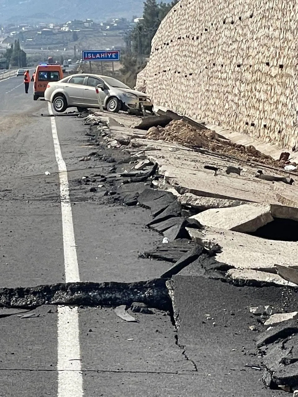 Deprem sonrası İslahiye-Hatay kara yolunda dev yarıklar - Resim : 1