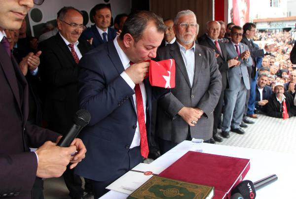 CHP'li başkan cuma namazı sonrası Kuranla, duayla ve Türk Bayrağı ile görevi devraldı - Resim : 2