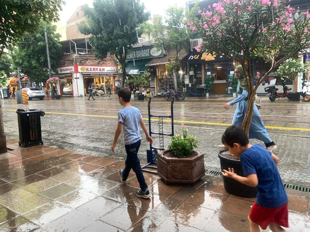 Sağanak yağış 5 ili etkisi altına aldı: Yolları su bastı, ağaçlar devrildi - Resim : 3