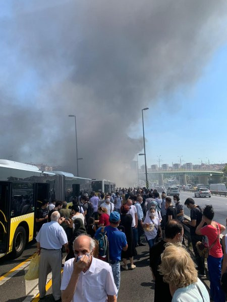 Bakırköy'de metrobüs yangını - Resim : 4