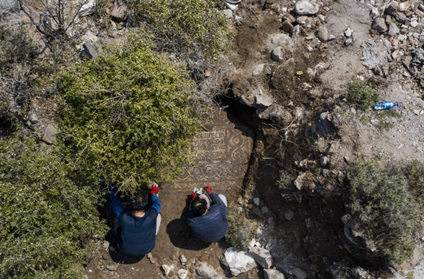 İzmir'de kaçak kazı sırasında 1500 yıllık mozaik bulundu - Resim : 1