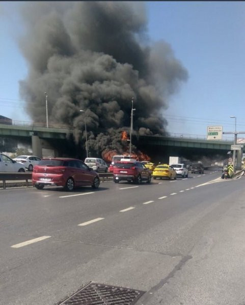 Bakırköy'de metrobüs yangını - Resim : 1