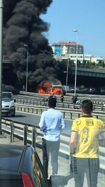 Bakırköy'de metrobüs yangını - Resim : 5