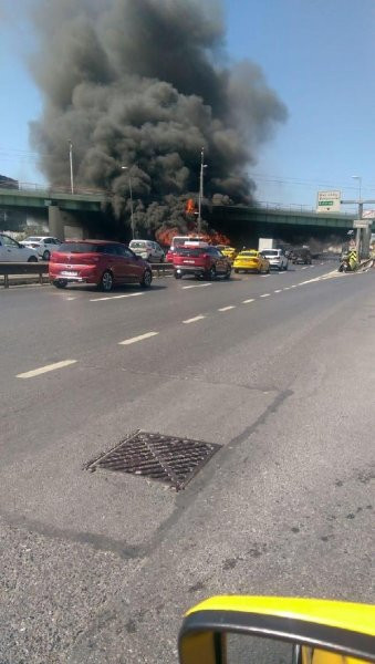 Bakırköy'de metrobüs yangını - Resim : 6