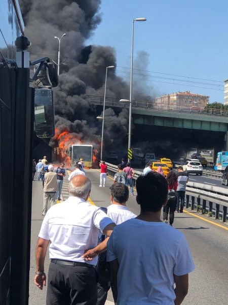 Bakırköy'de metrobüs yangını - Resim : 7