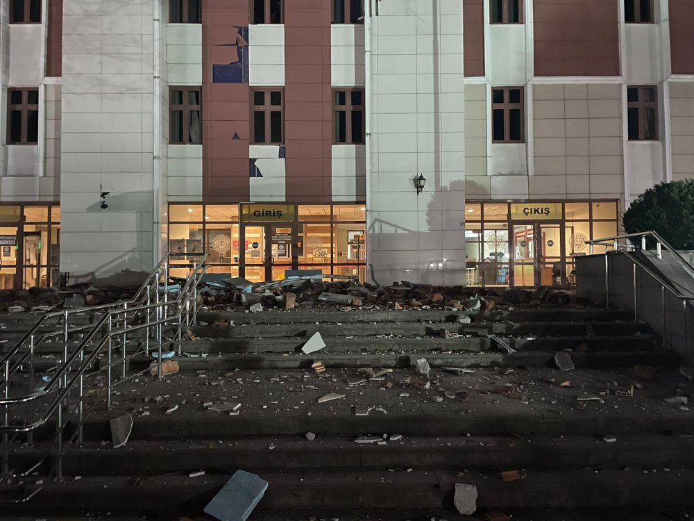 Düzce'de büyük deprem... Birçok ilde hissedildi - Resim : 1