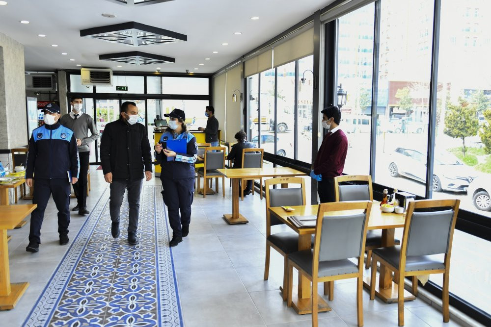 Esenyurt zabıtasından kafe ve restoranlara koronavir&uuml;s denetimi - Resim : 3