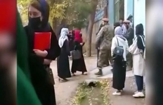 Taliban'dan burka giymeyen kadın öğrencilere kırbaç