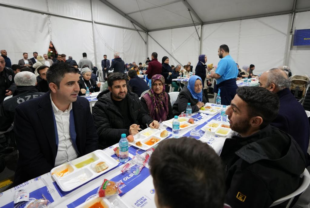 Başkan Gökhan Yüksel iftarını hasta yakınlarıyla açtı - Resim : 2