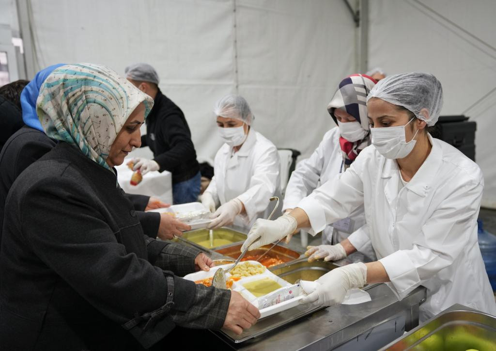 Başkan Gökhan Yüksel iftarını hasta yakınlarıyla açtı - Resim : 3