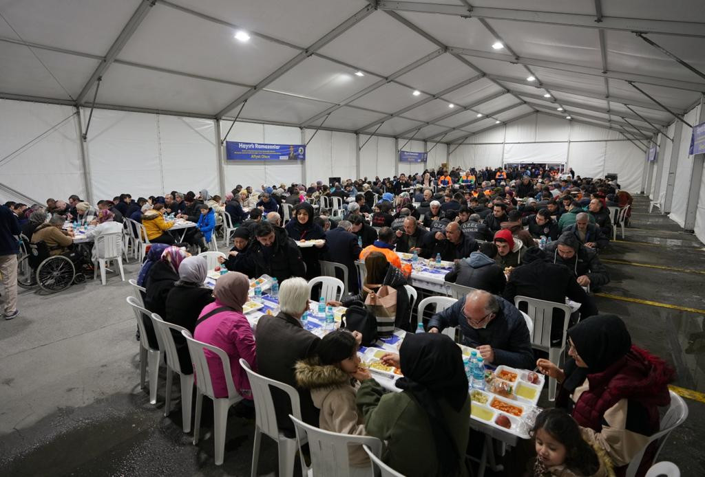 Başkan Gökhan Yüksel iftarını hasta yakınlarıyla açtı - Resim : 1