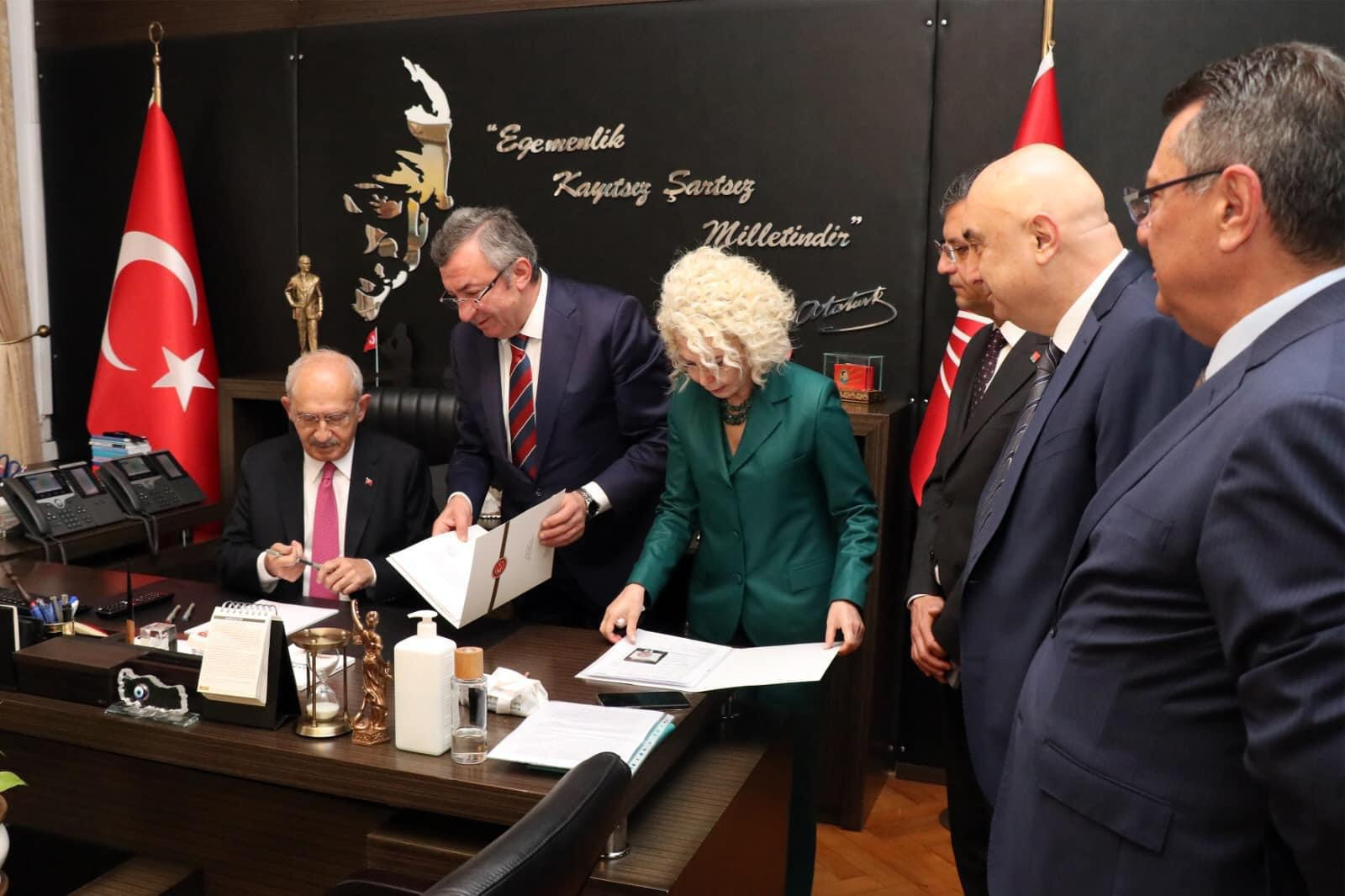 Kemal Kılıçdaroğlu adaylık başvuru belgelerini imzaladı - Resim : 3